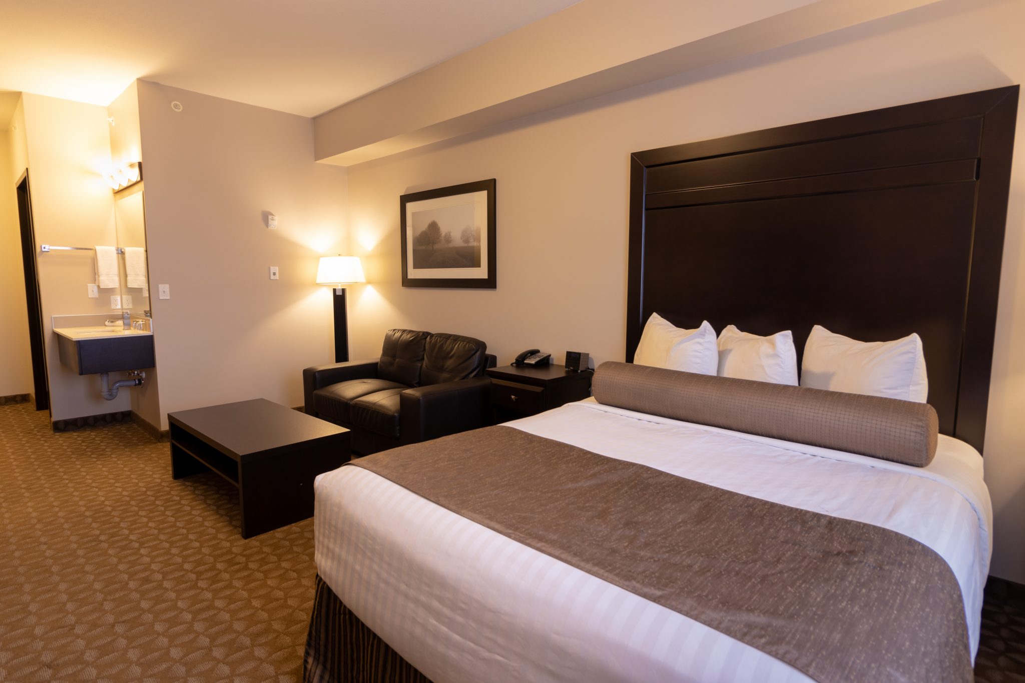hotel in whitecourt Kanata Inns White Court Single Queen Room