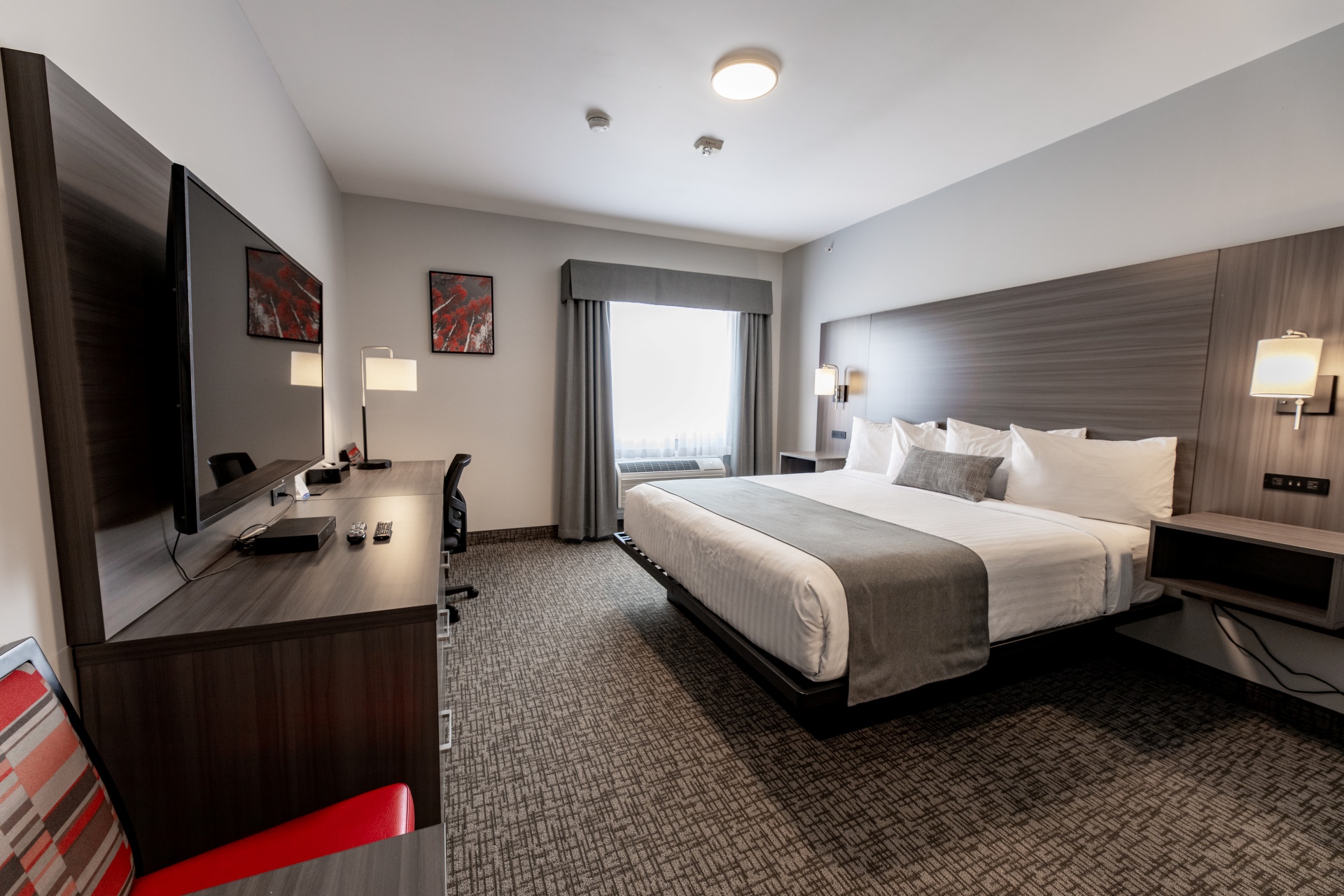 king-BC-Hotel-Hinton-Kanata