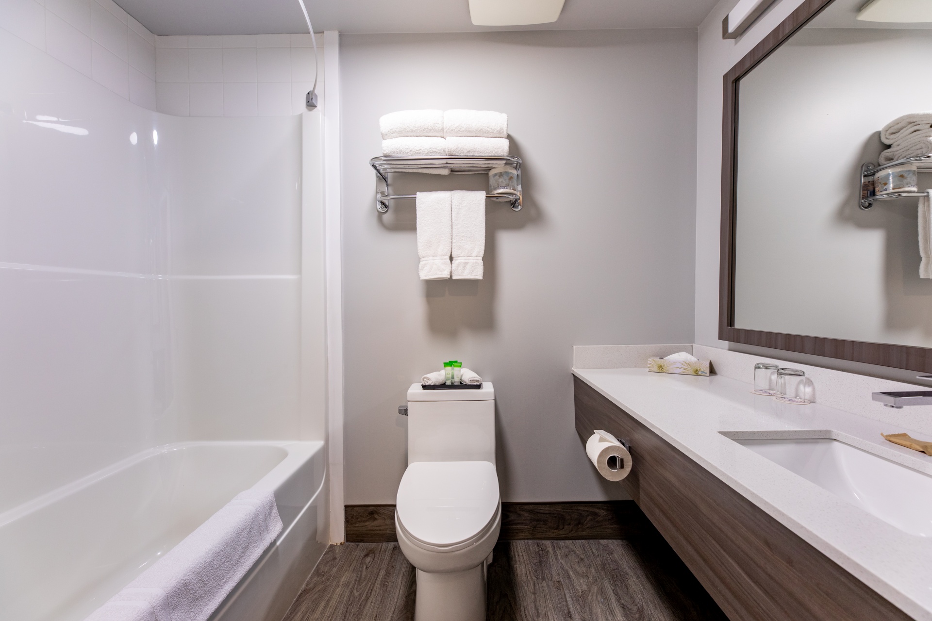 washroom-BC-Hotel-Hinton-Kanata