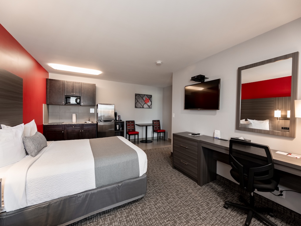 Hinton Hotel room Double Queen suite with kitchenette