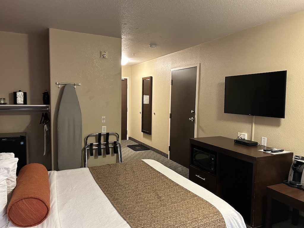 Invermere Hotel room Accessible Single Queen