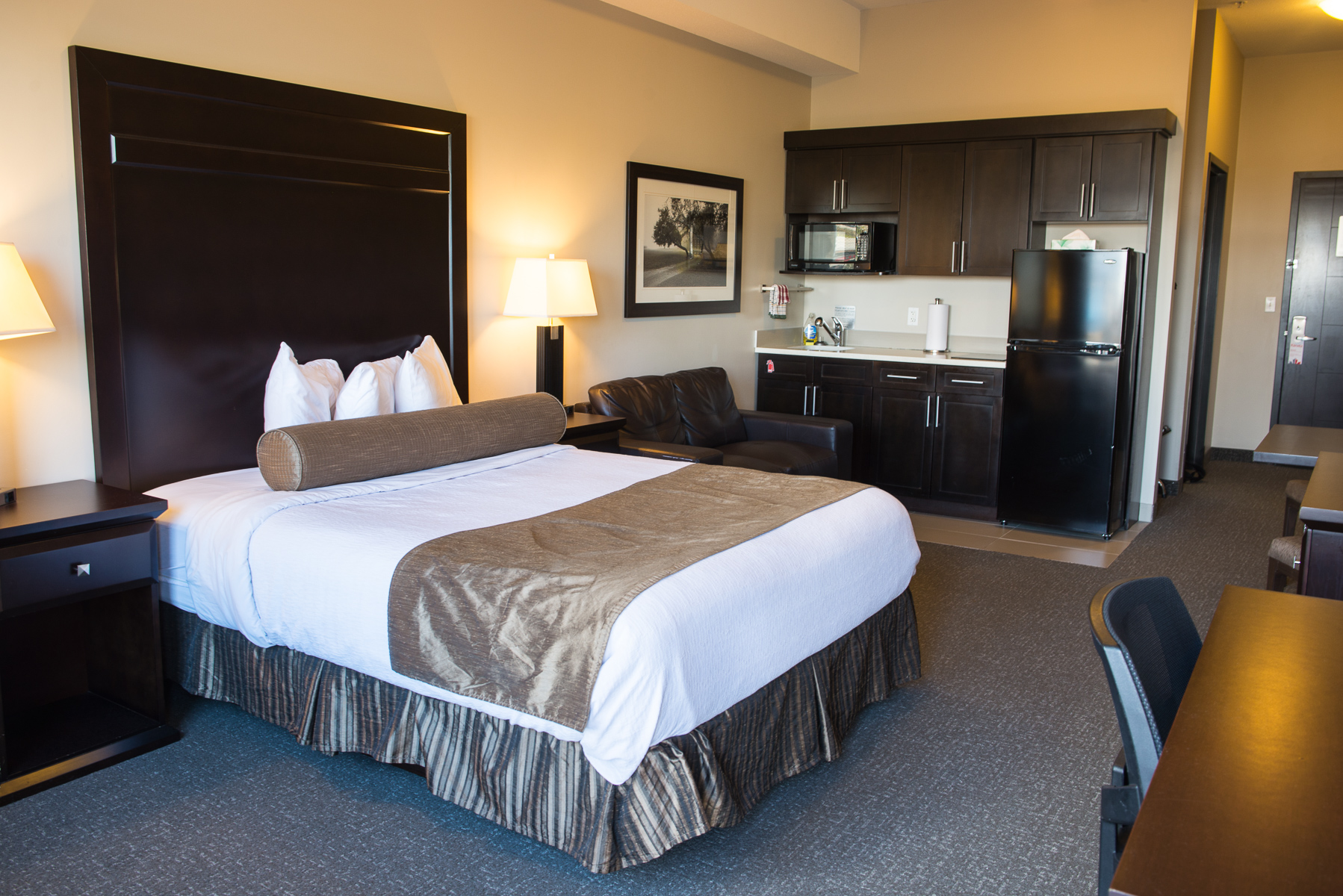Whitecourt Hotel room Queen with Kitchenette